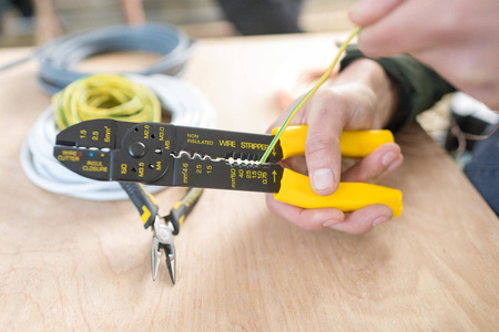 Szczypce uniwersalne do kabli Stanley