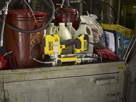 Smarownica akumulatorowa DeWalt 18V XR 4Ah