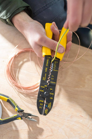 Szczypce uniwersalne do kabli Stanley